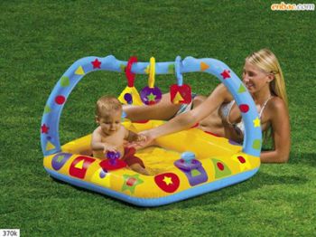 Bể bơi có giá treo đồ chơi